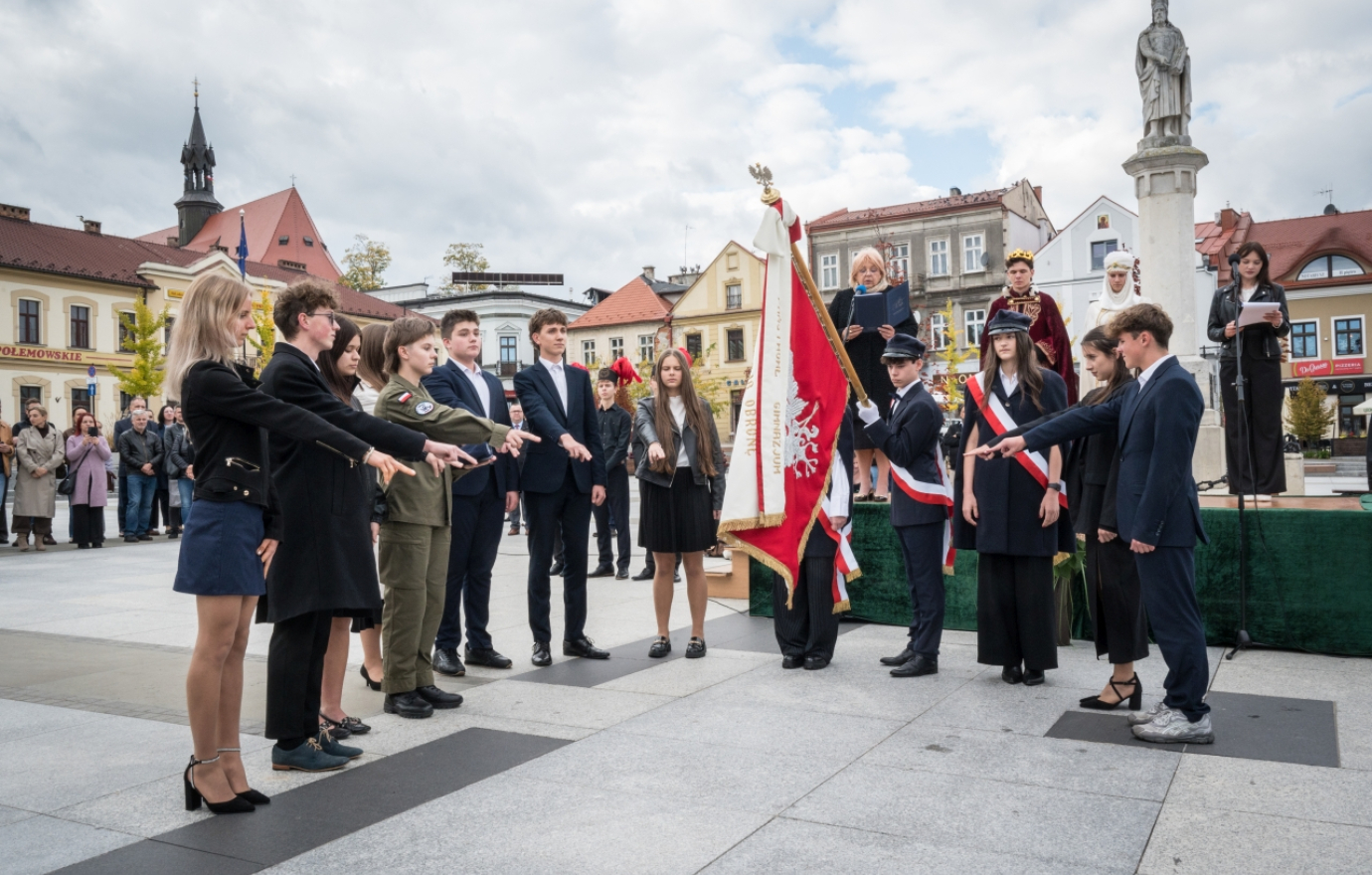 Ślubowanie pierwszoklasistów I LO na bocheńskim rynku