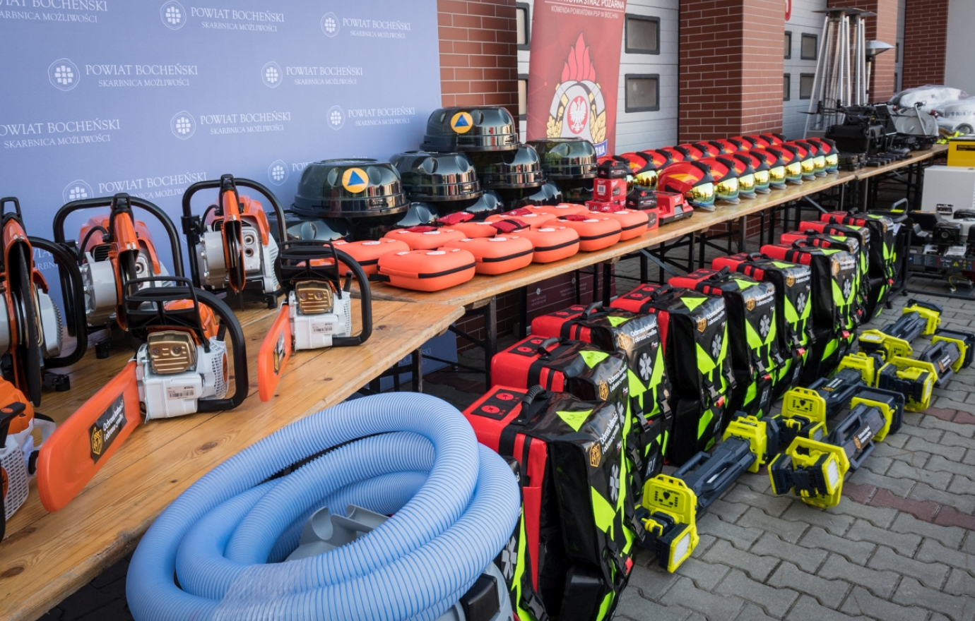 Blisko 7 mln zł dla służb w Powiecie Bocheńskim. Nowy sprzęt już gotowy do akcji