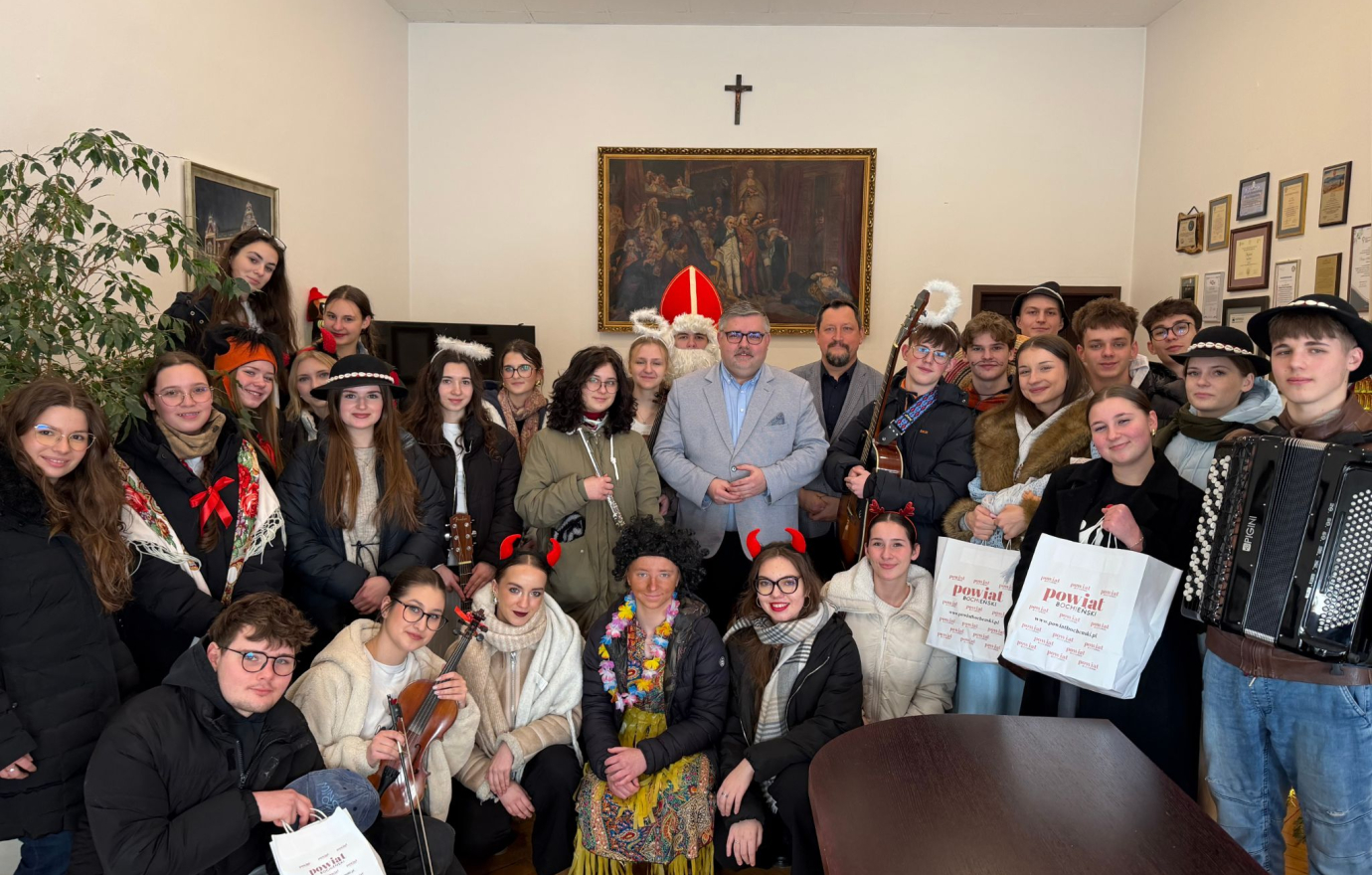 Kolęda w Starostwie - młodzież z I LO w Bochni wsparła hospicjum