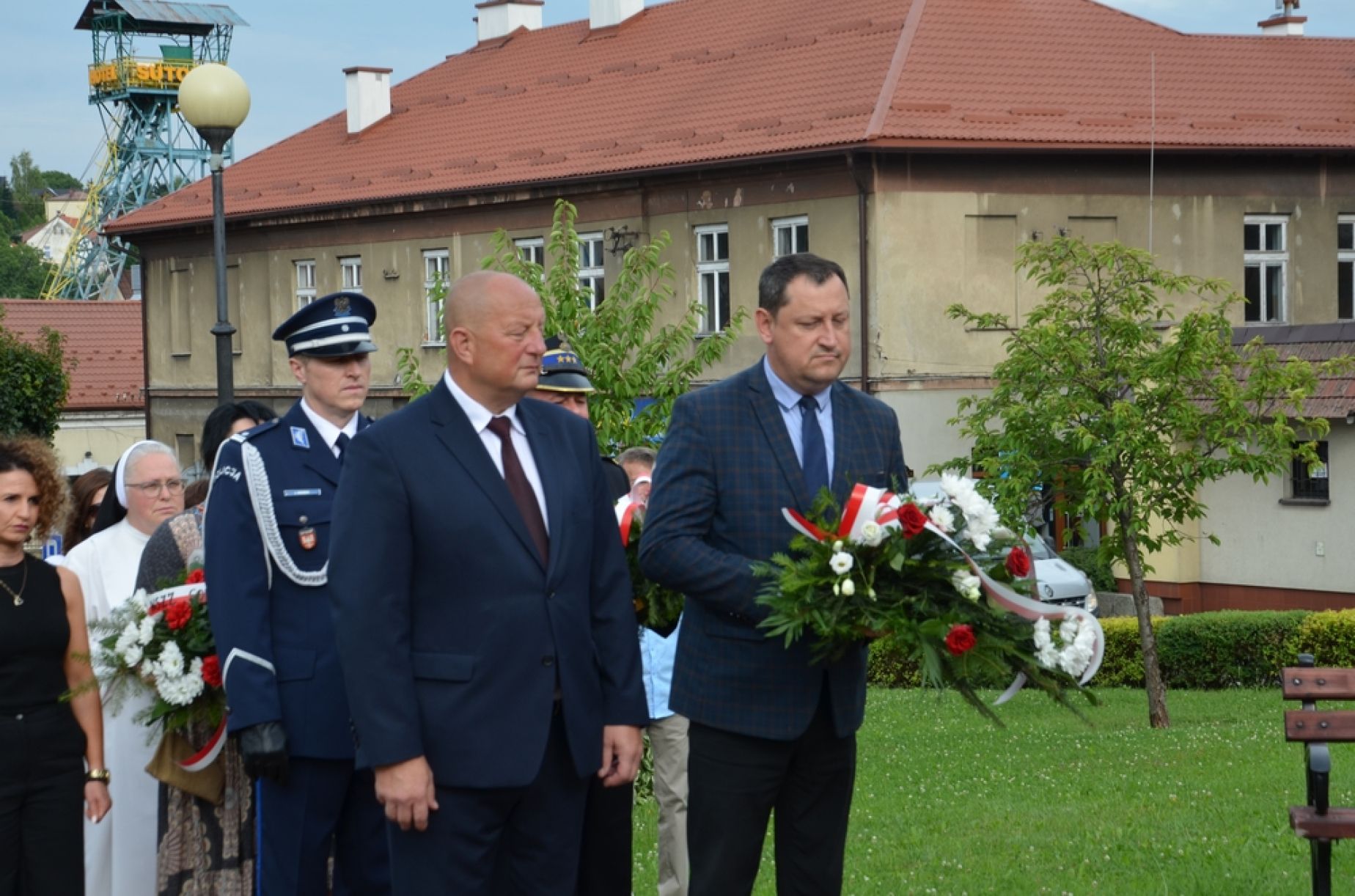 Złoenie kwiatów pod pomnikiem Okulickiego