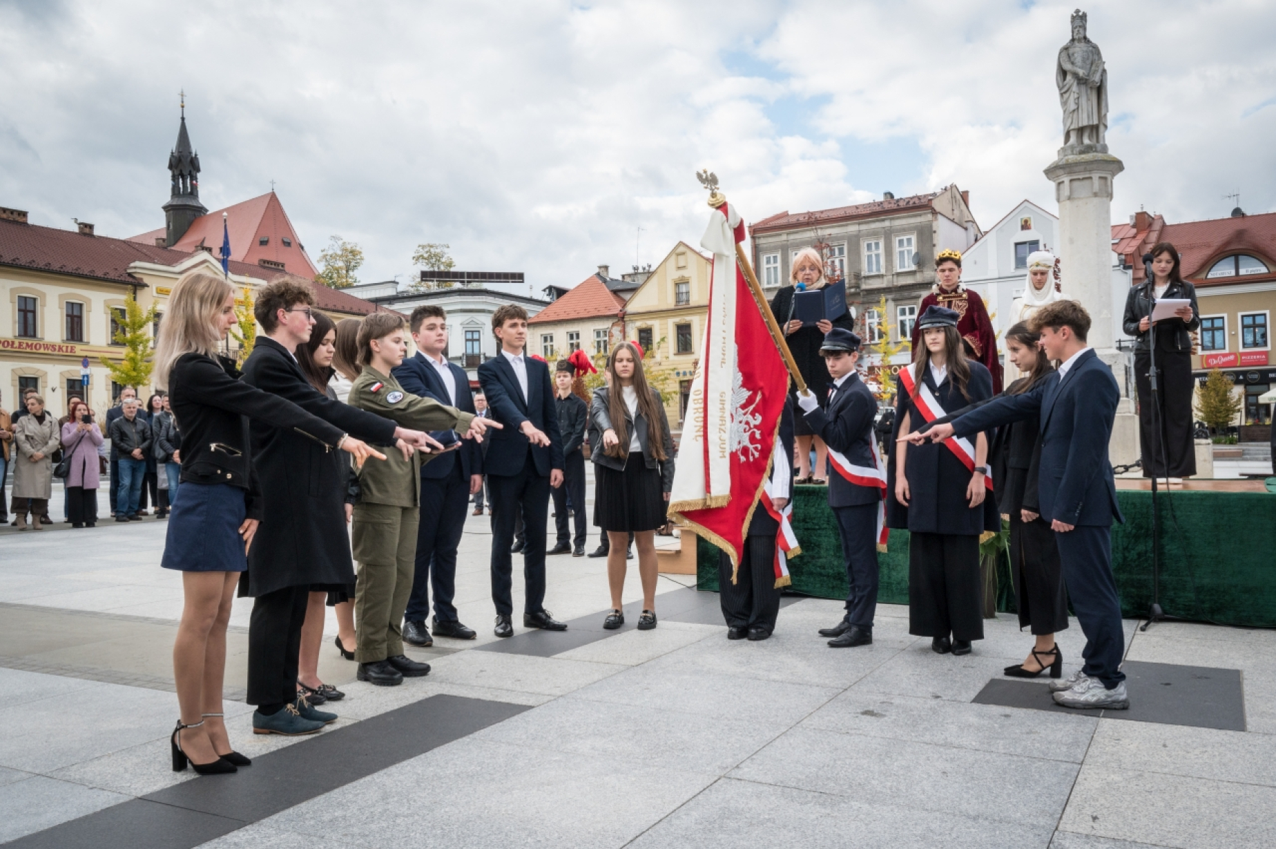 Ślubowanie pierwszoklasistów I LO na bocheńskim rynku
