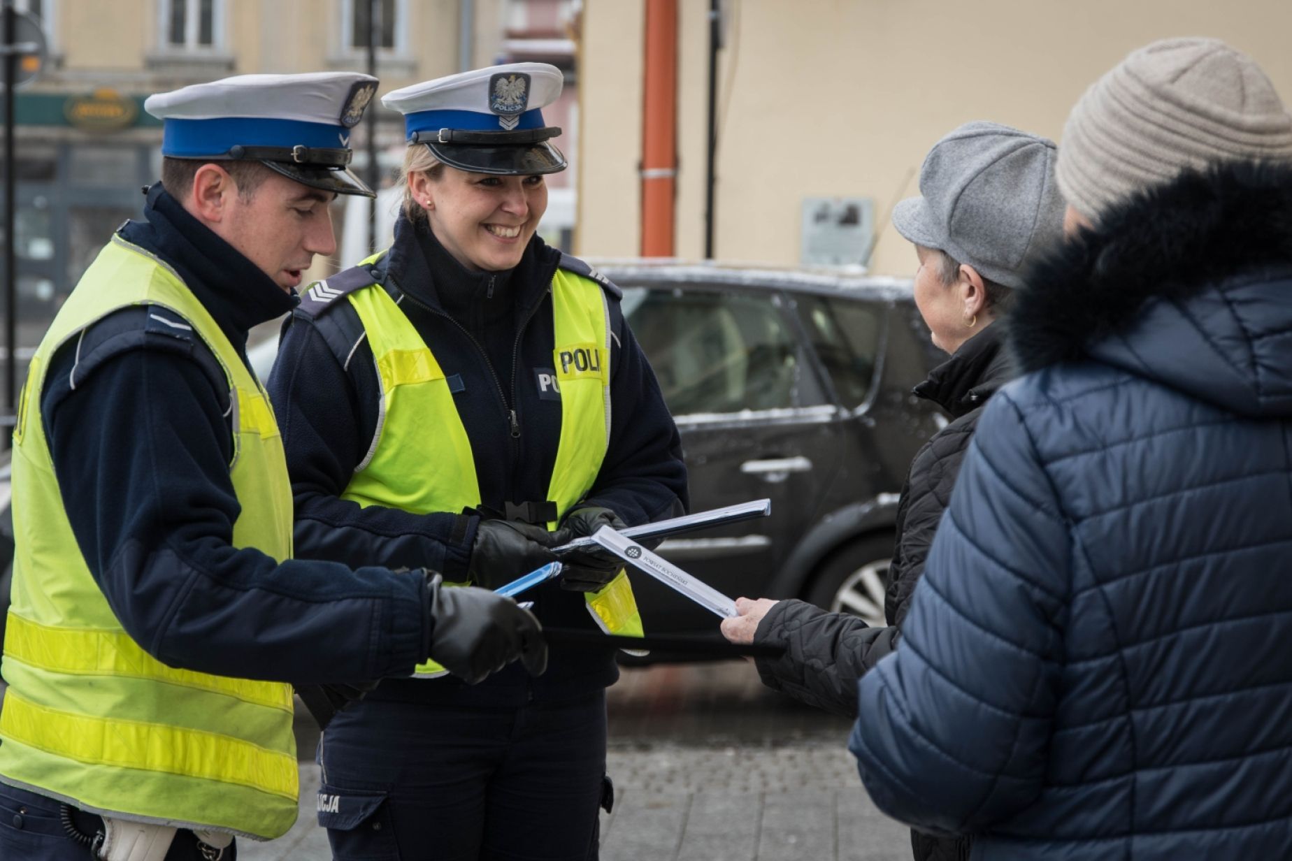 Bądź widoczny po zmroku - wspólna akcja bocheńskiej policji i starostwa powiatowego 