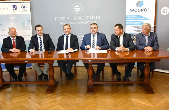 Zarząd Powiatu w Bochni w składzie (od lewej) Rafał Rudka, Marek Rudnik, Adam Korta, Ryszrad Drożdżak, Jerzy Błoniarz