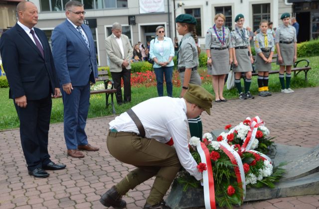 Uroczystości pod pomnikiem gen Leopolda Okulickiego