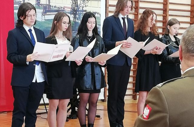 Ślubowanie klas pierwszych w I Liceum Ogólnokształcącym w Bochni