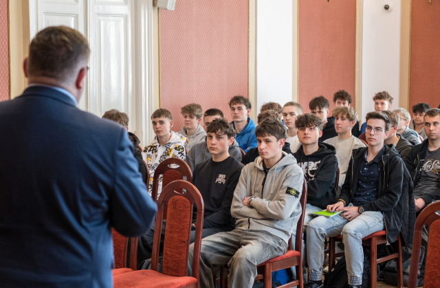 Lekcja samorządu w praktyce. Uczniowie „Mechnika” odwiedzili Starostwo Powiatowe w Bochni