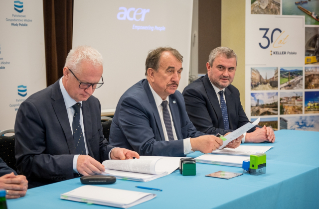 W Łapanowie podpisano umowę na modernizacje wałów przeciwpowodziowych 