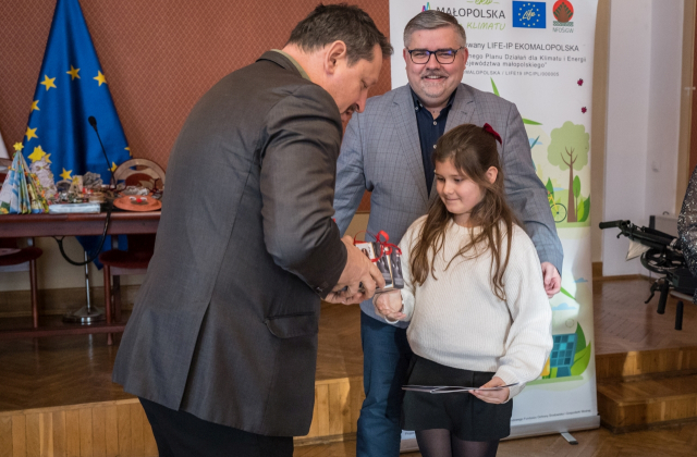 Wręczono nagrody w konkursie „Moje papierowe ozdoby świąteczne z makulatury – Eko Święta z #ekopowiatem bocheńskim”