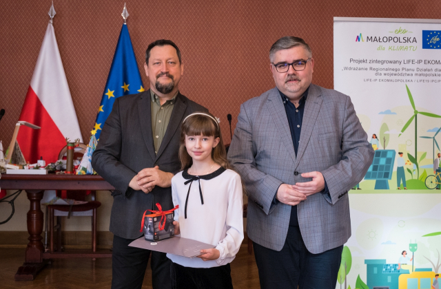 Wręczono nagrody w konkursie „Moje papierowe ozdoby świąteczne z makulatury – Eko Święta z #ekopowiatem bocheńskim”