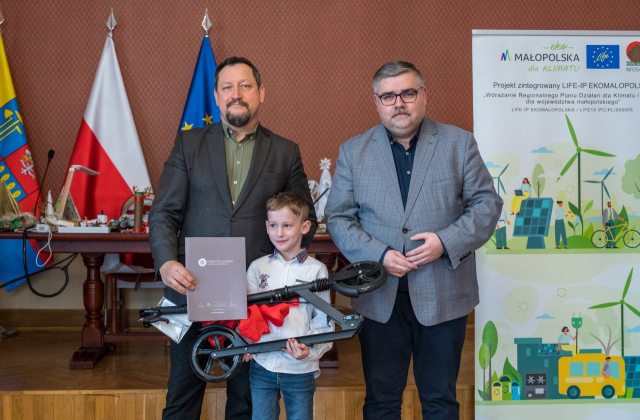 Wręczono nagrody w konkursie „Moje papierowe ozdoby świąteczne z makulatury – Eko Święta z #ekopowiatem bocheńskim”