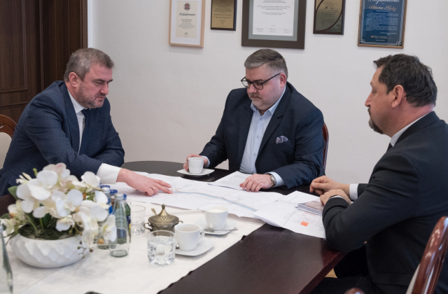 Wiceminister Bukowiec rozmawiał z władzami powiatu o inwestycji w Nieprześni – nowy most i droga w planach