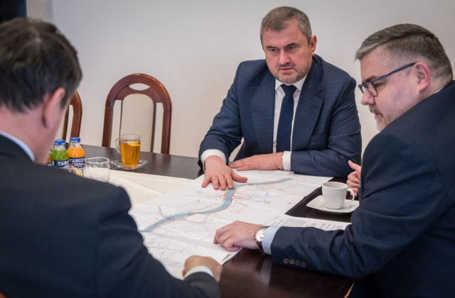 Wiceminister Bukowiec rozmawiał z władzami powiatu o inwestycji w Nieprześni – nowy most i droga w planach