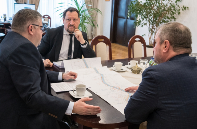 Wiceminister Bukowiec rozmawiał z władzami powiatu o inwestycji w Nieprześni – nowy most i droga w planach