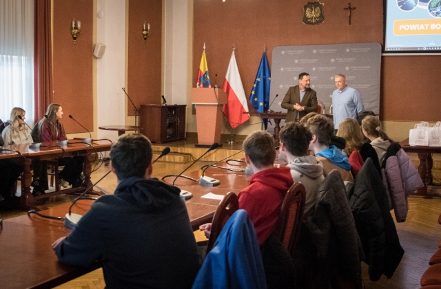 Uczniowie IILO na lekcji WOSu w bocheńskim starostwie