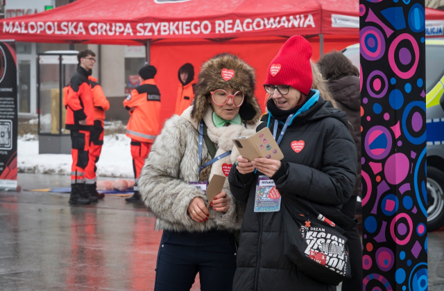 Bocheńszczyzna zagrała z WOŚP – mimo chłodu, z gorącym sercem. Zebrano ponad 142 tysiące złotych!
