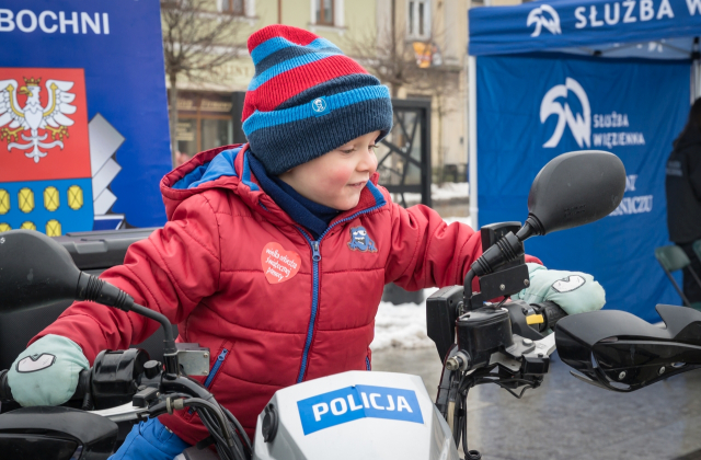 Bocheńszczyzna zagrała z WOŚP – mimo chłodu, z gorącym sercem. Zebrano ponad 142 tysiące złotych!
