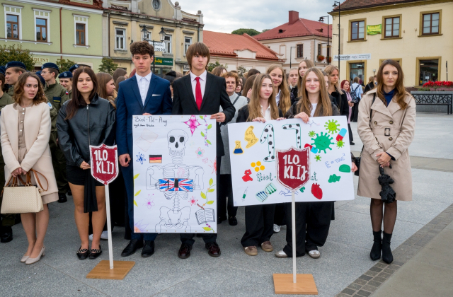 Ślubowanie pierwszoklasistów I LO na bocheńskim rynku