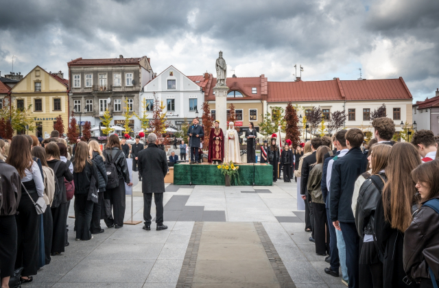 Ślubowanie pierwszoklasistów I LO na bocheńskim rynku