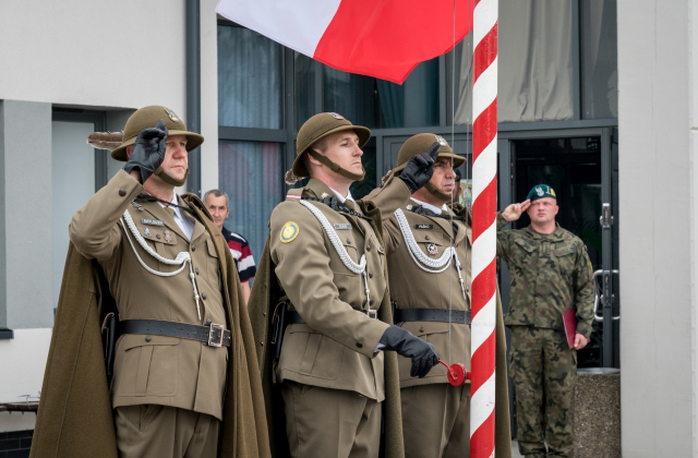 Flaga Powiatu Bocheńskiego będzie towarzyszyć polskim żołnierzom podczas misji w Bośni i Hercegowinie