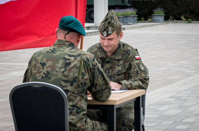 Flaga Powiatu Bocheńskiego będzie towarzyszyć polskim żołnierzom podczas misji w Bośni i Hercegowinie