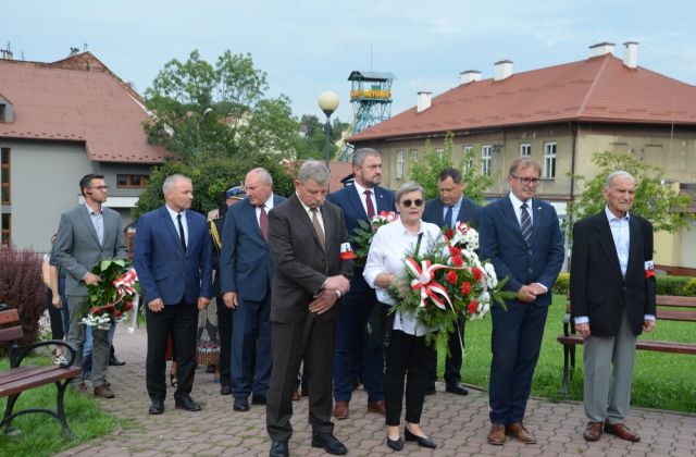 Złoenie kwiatów pod pomnikiem Okulickiego