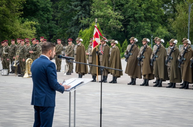 Flaga Powiatu Bocheńskiego będzie towarzyszyć polskim żołnierzom podczas misji w Bośni i Hercegowinie