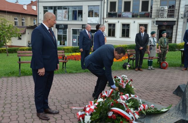 Złoenie kwiatów pod pomnikiem Okulickiego