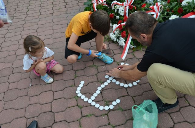 Złoenie kwiatów pod pomnikiem Okulickiego