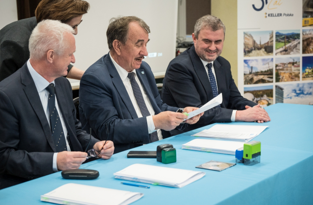 W Łapanowie podpisano umowę na modernizacje wałów przeciwpowodziowych 