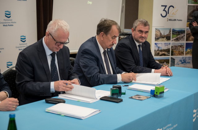 W Łapanowie podpisano umowę na modernizacje wałów przeciwpowodziowych 