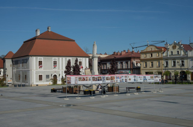 Uzupełnij i zapis„Bocheńskie Orły. Historia miasta orłami pisana” - otwarcie wystawyz enterem lub klikając w ikonkę ->