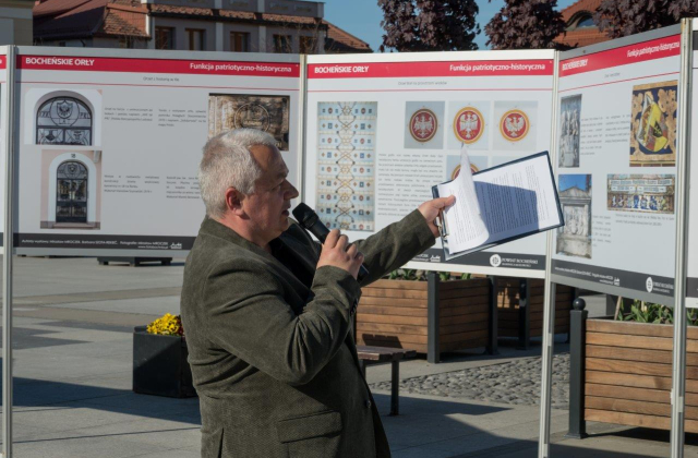 Uzupełnij i zapis„Bocheńskie Orły. Historia miasta orłami pisana” - otwarcie wystawyz enterem lub klikając w ikonkę ->