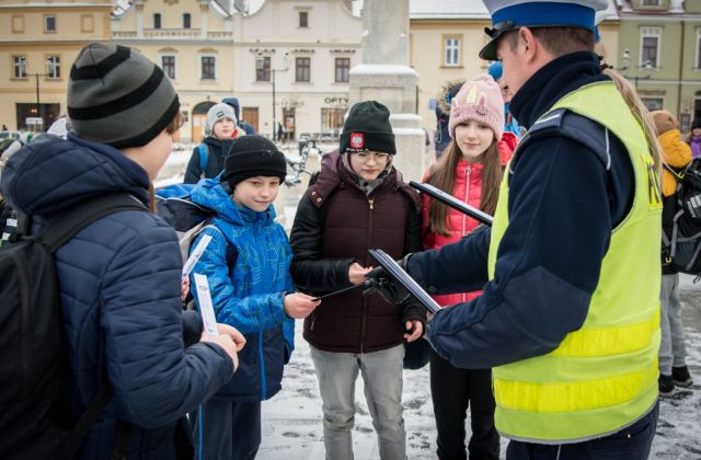 Bądź widoczny po zmroku - wspólna akcja bocheńskiej policji i starostwa powiatowego 