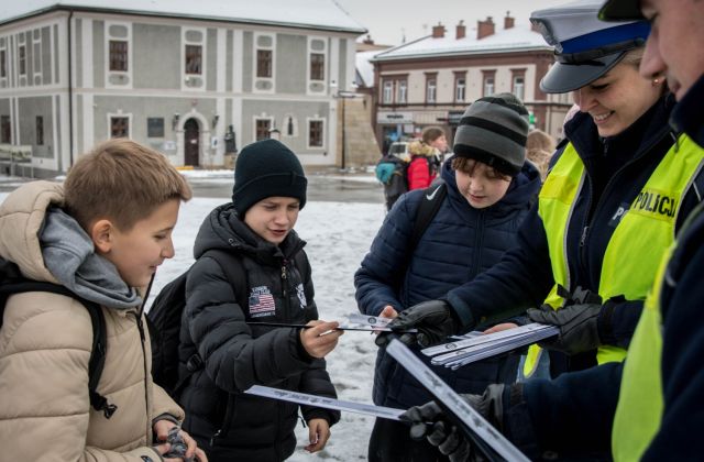 Bądź widoczny po zmroku - wspólna akcja bocheńskiej policji i starostwa powiatowego 