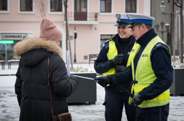 Bądź widoczny po zmroku - wspólna akcja bocheńskiej policji i starostwa powiatowego 