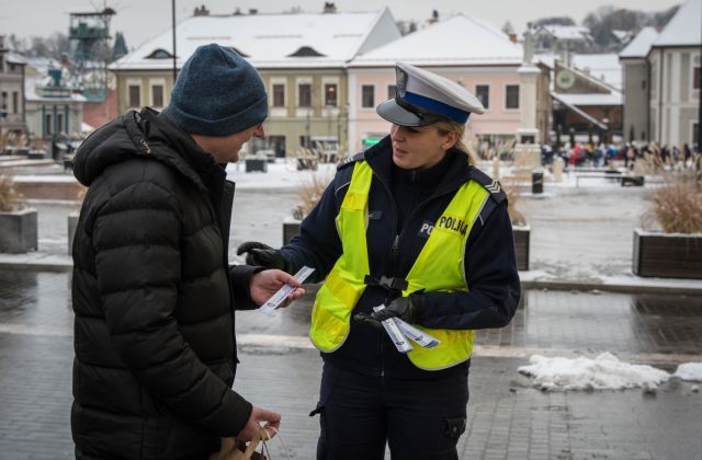 Bądź widoczny po zmroku - wspólna akcja bocheńskiej policji i starostwa powiatowego 