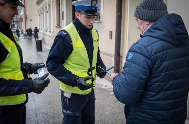 Bądź widoczny po zmroku - wspólna akcja bocheńskiej policji i starostwa powiatowego 