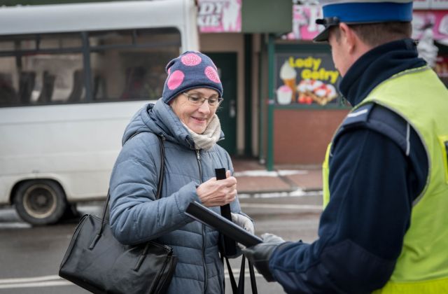 Bądź widoczny po zmroku - wspólna akcja bocheńskiej policji i starostwa powiatowego 