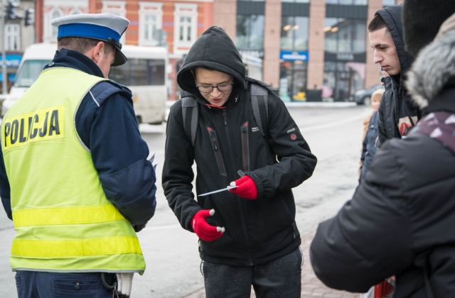 Bądź widoczny po zmroku - wspólna akcja bocheńskiej policji i starostwa powiatowego 