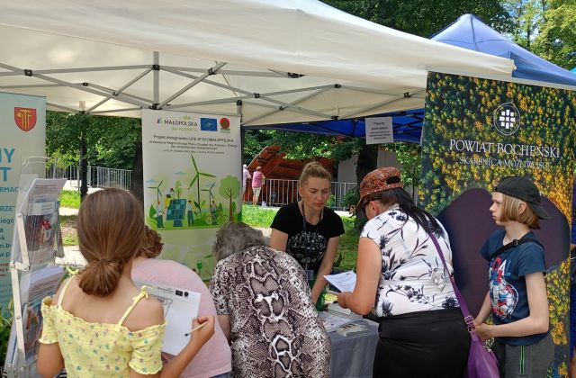 Lipiec z ekodoradczynią Starostwa Powiatowego w Bochni.