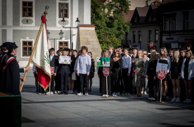 Uroczyste ślubowanie uczniów 1 LO w Bochni 