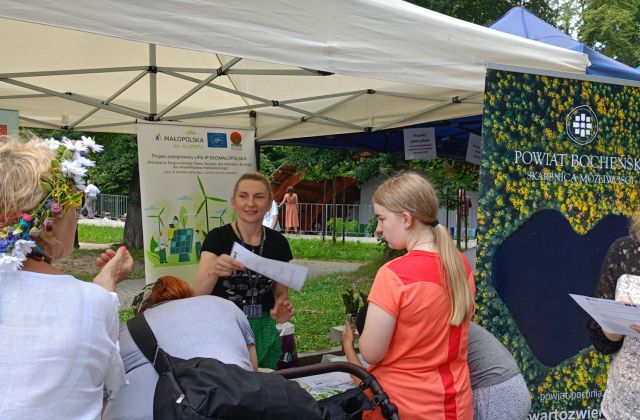 Lipiec z ekodoradczynią Starostwa Powiatowego w Bochni.