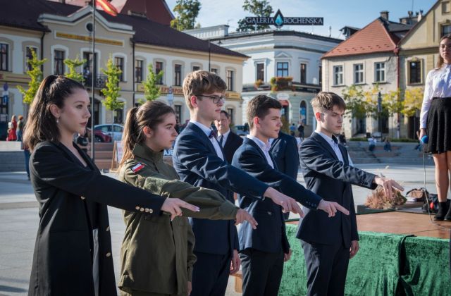 Uroczyste ślubowanie uczniów 1 LO w Bochni 