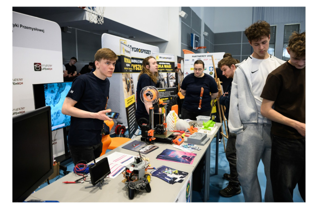 V Targi Pracy w „Mechaniku” – spotkanie uczniów z pracodawcami