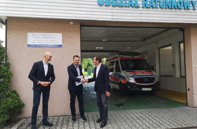 Właściciele Firmy Kropidłowscy przekazują symboliczny czek dyrektorowi bocheńskiego szpitala