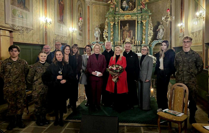 V „Zaduszki Poetyckie” w Łapanowie – poezja, muzyka i pamięć o tych, którzy odeszli