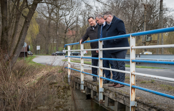 Wiceminister Bukowiec rozmawiał z władzami powiatu o inwestycji w Nieprześni – nowy most i droga w planach