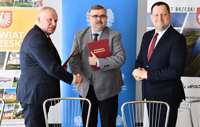 Podpisanie umowy na dofinansowanie rozbudowy drogi powiatowej Trzciana - Łąkta Dolna