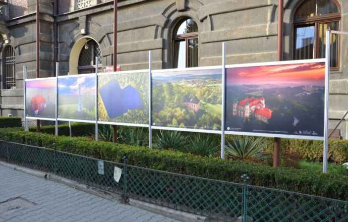 Kolejna wystawa przed Starostwem