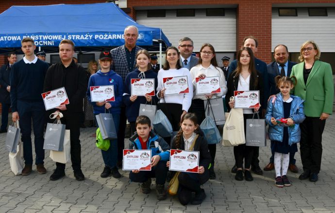 Młodzież biorąca udział w konkursie Młodzież Zapobiega Pożarom